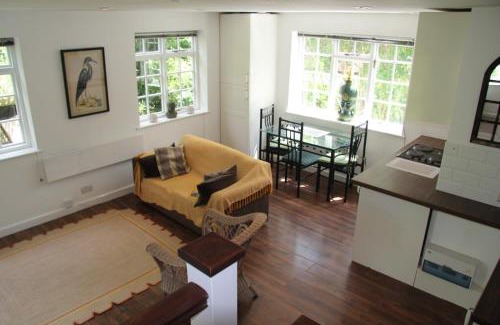 Gerrards Cross House | Woodlands Cozy Cottage in Gerrards Cross Sleeps 2