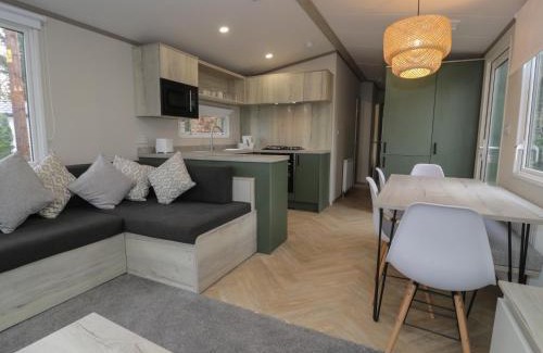 Ruthin House | Woodlands Gold WO06