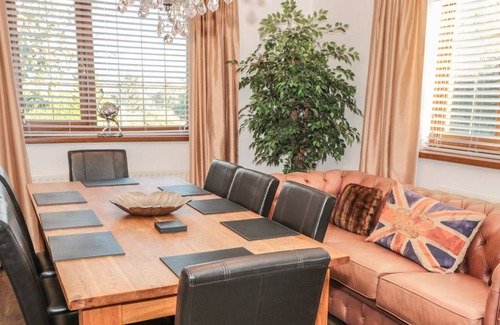 Alnwick House | WOODLANDS, pet friendly, with hot tub in Edlingham