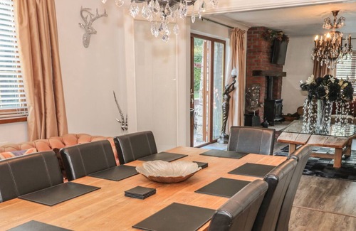 Alnwick House | WOODLANDS, pet friendly, with hot tub in Edlingham