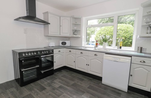 Ruthin Cottage | WOODLANDS RETREAT, pet friendly, with hot tub in Ruthin