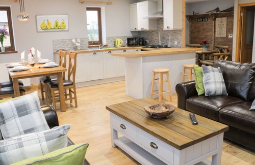 Nantwich Cottage | WOODMAN'S LODGE, family friendly, with hot tub in Nantwich