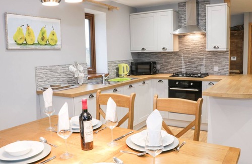 Nantwich Cottage | WOODMAN'S LODGE, family friendly, with hot tub in Nantwich