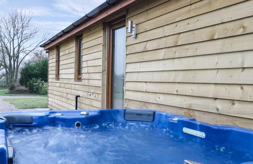 Nantwich Cottage | WOODMAN'S LODGE, family friendly, with hot tub in Nantwich