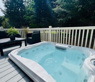 Allerthorpe House | Woodpark Lodge with Hot Tub