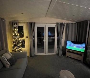 Allerthorpe House | Woodpark Lodge with Hot Tub