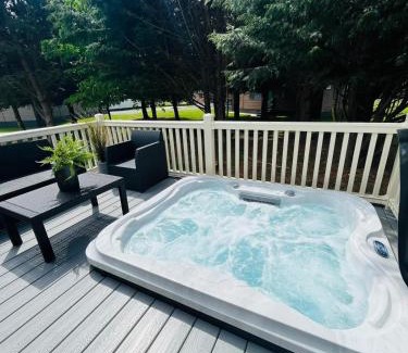 Allerthorpe House | Woodpark Lodge with Hot Tub