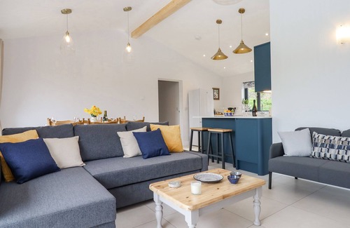 Butterleigh Cottage | WOODPECKER LODGE, pet friendly, with a garden in Butterleigh