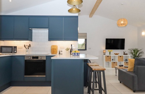 Butterleigh Cottage | WOODPECKER LODGE, pet friendly, with a garden in Butterleigh