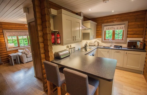 Pickering Ski Chalet | Woodpecker Lodge | sleeps 4 - Hot Tub, Dog Free - 4* Gold Award