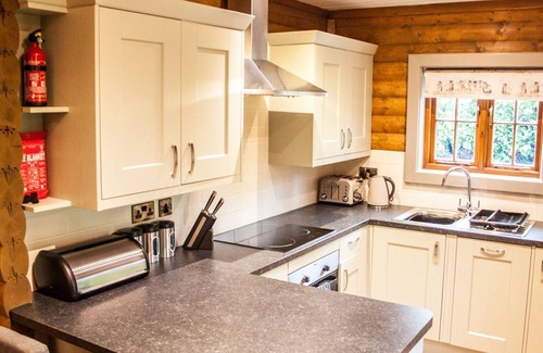 Pickering Ski Chalet | Woodpecker Lodge | sleeps 4 - Hot Tub, Dog Free - 4* Gold Award