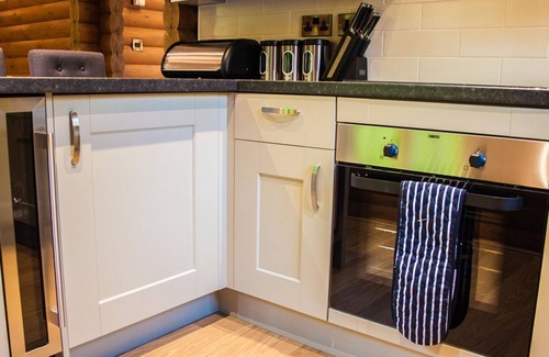 Pickering Ski Chalet | Woodpecker Lodge | sleeps 4 - Hot Tub, Dog Free - 4* Gold Award