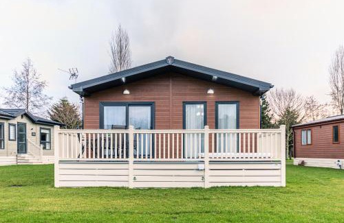 Allerthorpe Cabin | Woodpecker Lodge with Hot Tub