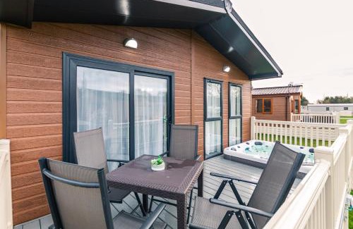Allerthorpe Cabin | Woodpecker Lodge with Hot Tub
