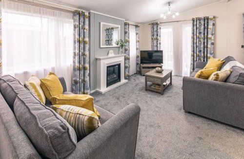 Allerthorpe Cabin | Woodpecker Lodge with Hot Tub