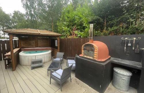 Tattershall House | Woodpecker Log Cabin with hot tub, pizza oven bbq entertainment area, lakeside with private fishing peg situated at Tattershall Lakes