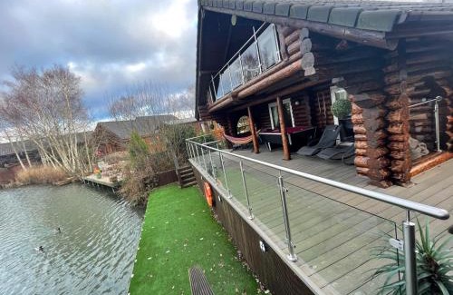 Tattershall House | Woodpecker Log Cabin with hot tub, pizza oven bbq entertainment area, lakeside with private fishing peg situated at Tattershall Lakes