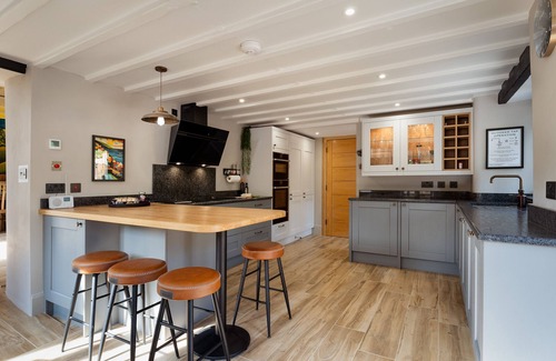Paignton Ski Chalet | Woodpeckers - Stylish luxury property with hot tub