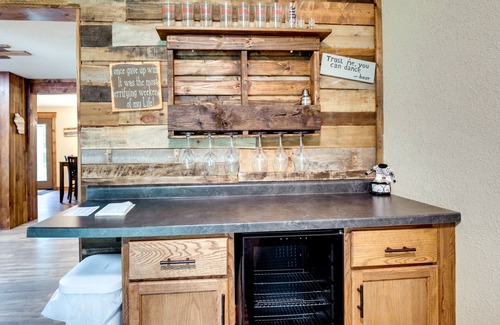 Woodruff House | Woodruff Home w/Lake Access & Pier, Near Town!