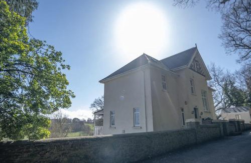 Westleigh Apartment | Woodside Ash hot tub & pool (sleeps 4-6)