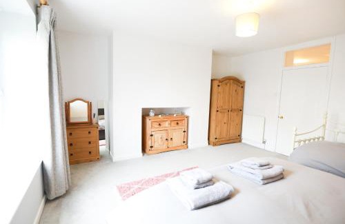 Westleigh Apartment | Woodside Ash hot tub & pool (sleeps 4-6)