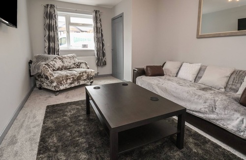 Penycae Cottage | WOODSIDE, pet friendly, with hot tub in Penycae