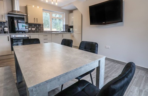 Penycae Cottage | WOODSIDE, pet friendly, with hot tub in Penycae