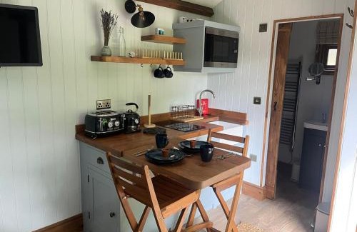 Hawsker Apartment | Woodside Shepherd Hut with free parking - Hawsker near whitby