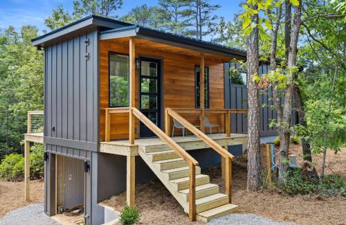 Young Harris House | Woodstar Tiny House 1br1ba Deck & Pool Access