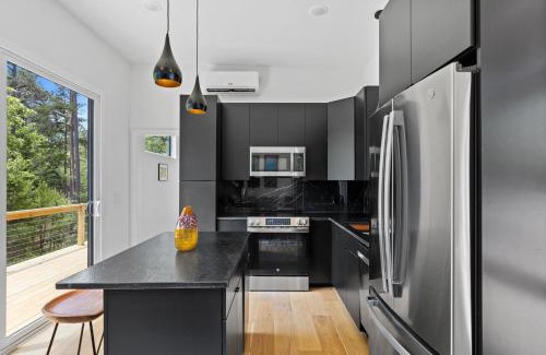 Young Harris House | Woodstar Tiny House 1br1ba Deck & Pool Access