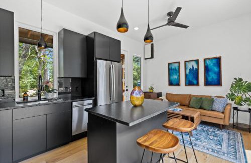 Young Harris House | Woodstar Tiny House 1br1ba Deck & Pool Access