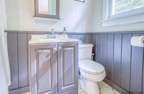 Willow House | WOODSTOCK SKII Rental, Huge Backyard, WiFi, TV (discounts available longer stay)