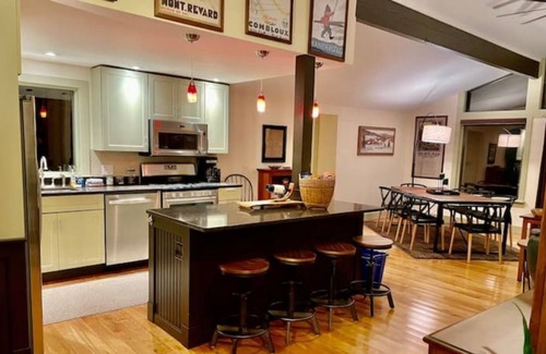 Woodstock House | Woodstock Village Sunset Retreat