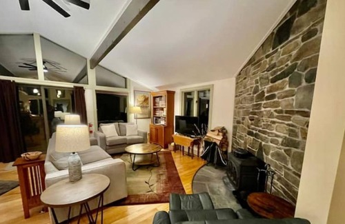 Woodstock House | Woodstock Village Sunset Retreat