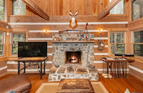 Walland Cabin | Woodsy Cabin Blackberry Mountain on Reed Creek | Fireplace | Pet Friendly | Townsend | River Tubing