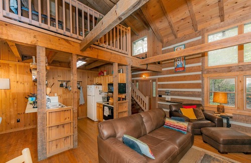 Walland Cabin | Woodsy Cabin Blackberry Mountain on Reed Creek | Fireplace | Pet Friendly | Townsend | River Tubing