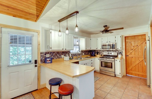Gassville House | Woodsy Gassville Getaway ~ 3 Mi to White River!