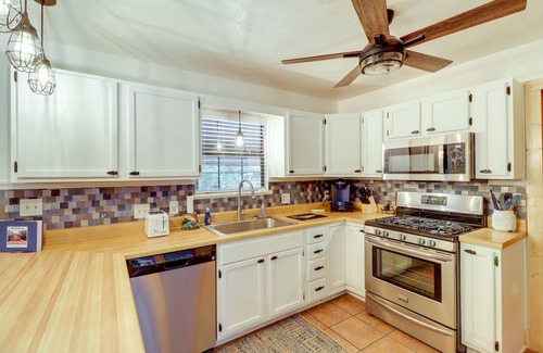 Gassville House | Woodsy Gassville Getaway ~ 3 Mi to White River!