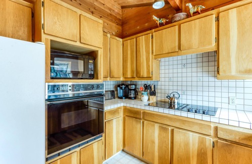 Sisters Cabin | Woodsy Home w/Private Hot Tub & Treehouse - Near Pool