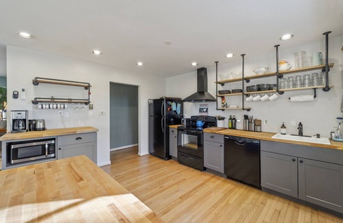 Kabletown Cottage | Woodsy Retreat with a Hot Tub and Seasonal Views!