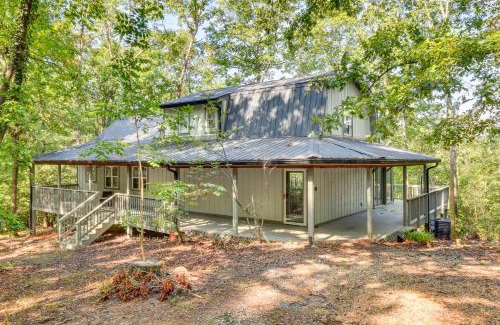Dahlonega House | Woodsy Retreat with Deck and Views in Dahlonega!