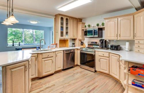 Dahlonega House | Woodsy Retreat with Deck and Views in Dahlonega!