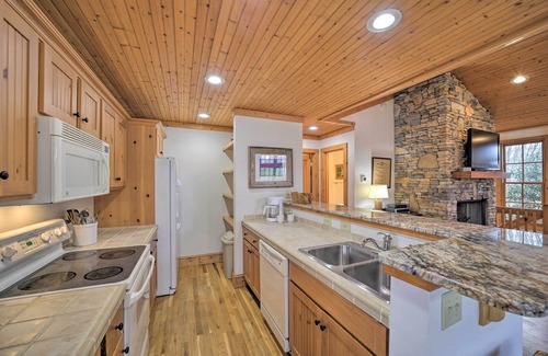Cashiers Cottage | Woodsy Smoky Mtn Hideaway w/Grill & Views!