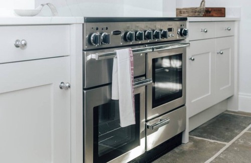 Henley House | Woodvale Retreat - Sleeps 20