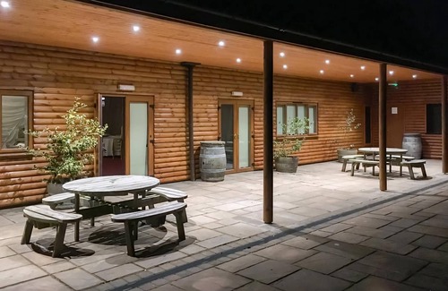Ancaster Ski Chalet | Woodview Lodge Hot Tub 4