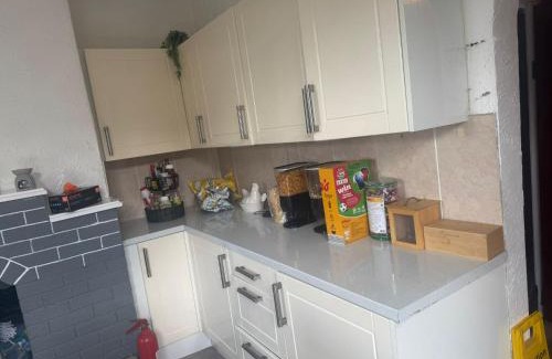 Leeds Bed & Breakfast | Woodville Lodge Leeds - A Cosy Guest House with Self Service Residents Kitchen