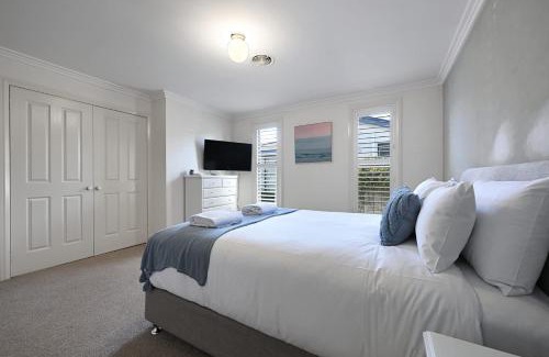 Orange Apartment | Woodward Villa - 2 Bed 2 Bath, CBD