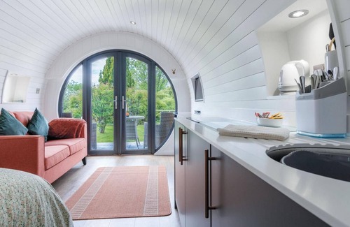 Kilgetty Apartment | Woody - 1 Bedroom Pod - Cold Inn