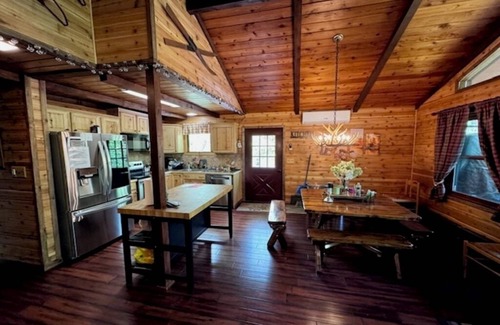 Hamlin House | Woody Retreat Intimate Chalet + Oak Sauna