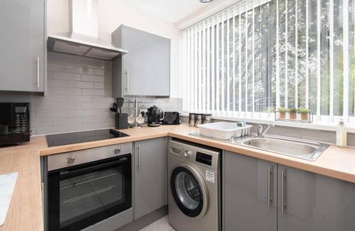 Liverpool Apartment | Woolton Rd Flat Near John Lennon Airport, Free Parking & Wifi - Pass the Keys